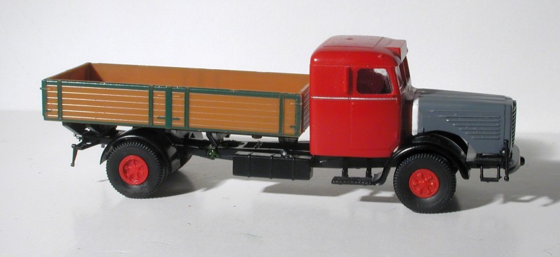 B�ssing 8000 Pritschenwagen mit Gro�raumkabine von Brekina/Wiking