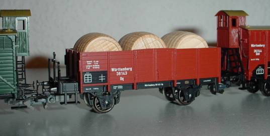 Offener Wagen mit Fa&szlig;ladung