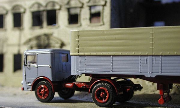 B�ssing Commodore LS 11/16 F Sattelschlepper Baujahr 1960 von Brekina