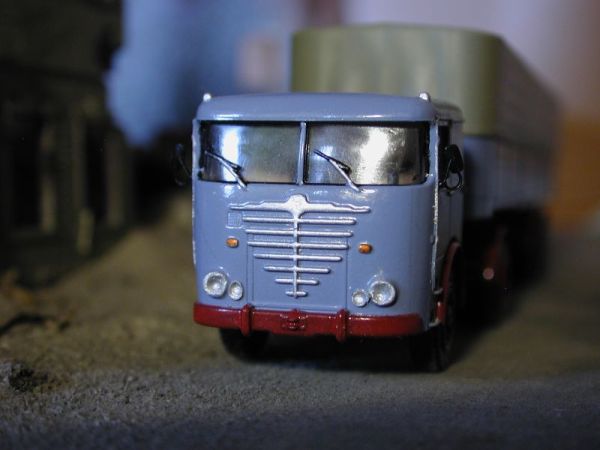 B�ssing Commodore LS 11/16 F Sattelschlepper Baujahr 1960 von Brekina