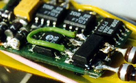 Uhlenbrock DGR 755 mit 'Doppeltransistor'></p>
  
<p>Sieht auch nicht sch&ouml;n aus, ist aber vom Platzbedarf her deutlich besser. 
  Eigentlich ist der untere Chip jetzt von der W&auml;rmeableitung her sagen wir 
  mal suboptimal verbaut, da er aber ja auch nur noch die H&auml;lfte der W&auml;rme 
  produziert, scheint mir das nicht so schlimm. Im bisherigen Einsatz hat das 
  jedenfalls nicht geschadet.</p>

<p>Auf dem Bild kann man auch noch die diversen IR F 7103 sehen. Der neben dem 
  FZT 705 ist die Zwischenstufe der Motoransteuerung. Sollte der auch hin sein, 
  kann man, so man nicht alle Funktionsausg&auml;nge braucht, einfach einen der 
  anderen beiden daf&uuml;r verwenden. Der in Bildmitte liegende ist pr&auml;destiniert, 
  der linke besorgt n&auml;mlich den Lichtwechsel. Die Chips sind aber relativ 
  gut zu beschaffen, auch wieder z.B. bei 
  <a href=