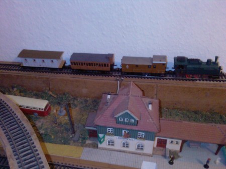 S&auml;chs. Wagen im Zugverband auf der Modellbahn