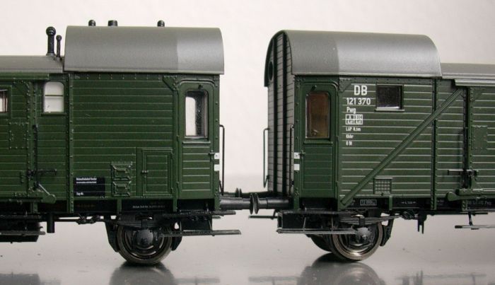 Brawa-Pwg mit Wbr (links) und mit korrekt positionierter Kkgbr (rechts)